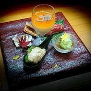 当店の新名物『トリュフ薫る濃厚出汁豆腐』を中心に季節の美味を盛り込みます。四季の移ろいをお楽しみください。