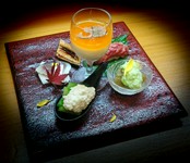 当店の新名物『トリュフ薫る濃厚出汁豆腐』を中心に季節の美味を盛り込みます。四季の移ろいをお楽しみください。