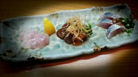 お勧めの鮮魚を3点盛りでその魚に合ったその日のソースで召し上がっていただきます。
写真左から・・・・・
ブダイ：自家製旨味塩と檸檬
メジマグロ：味噌・卵黄・カダイフ
鯵：ピリ辛胡麻だれ・分葱