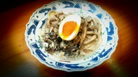 当店の人気メニュー舞茸クリームうどんをさらにリッチな味わいへ昇華させました！立ち昇るトリュフの薫りに燻製玉子のスモーキーな薫りが出会い、未だ味わったことのないうどんの美味しさをご賞味ください。
