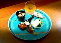 トリュフ薫る濃厚出汁豆腐を中央に
右斜め上から・・・・
黒ムツ変わり握り、小松菜白和え、銀杏、
ひと口イクラ丼、メバチ鮪カマトロ炙りとムカゴ
