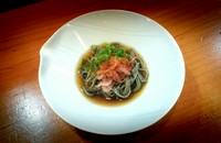 春先から初夏にかけて行われる春漁で獲れた生桜海老を蓬うどんと合わせました！
この時期ならではの生桜海老に卵黄で膨らみを濃い口出汁の味わいをベースに蓬で爽やかに召し上がっていただきます。