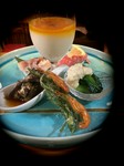 トリュフ薫る濃厚出汁豆腐は定番！夏から秋にかけて脂が乗るイワシは糠漬けで！米沢牛の握り、小松菜白和え、川海老と岡ヒジキは油物で！蕨のお浸しは蓮華にのせて・・・・・(内容は仕入れ状況によって異なります)