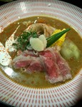 米沢牛と夏野菜を大胆に使いスパイス薫る爽やかな辛さの冷たいカレーうどんです。