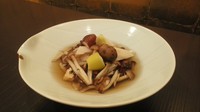 しめじ、椎茸、舞茸、なめ茸、柿の木茸、蓮根、零余子、四方竹、菱と秋ならではの美味しさです。