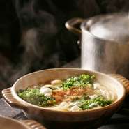 鶏の旨味たっぷりの白濁したスープで煮込んだうどんは熱々です。ニンニクの香りが食欲をそそります！