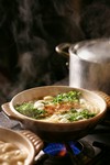 鶏の旨味たっぷりの白濁したスープで煮込んだうどんは熱々です。ニンニクの香りが食欲をそそります！