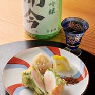 薫り高い岩手県産の松茸を使い薄紅色に火入れした霜降りの米沢牛と温かいお出汁のうどんに仕上げました。