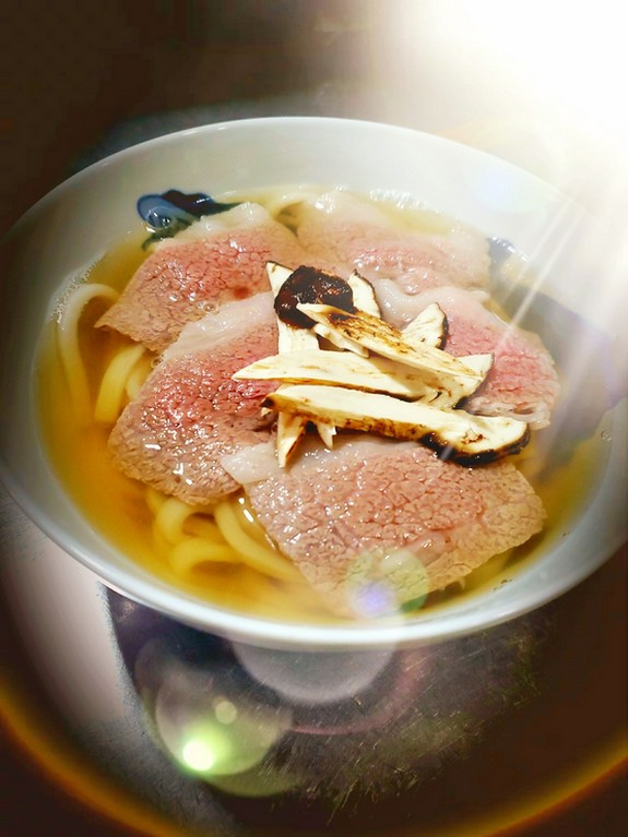 店主自ら手彫りした看板が目を引くシックな佇まい