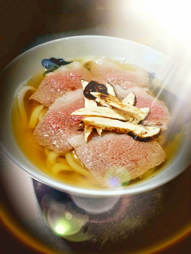 店主自ら手彫りした看板が目を引くシックな佇まい