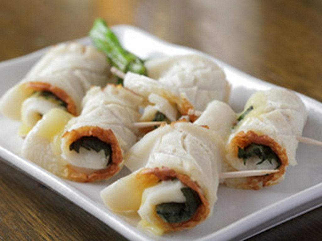 ちょっと変わった一品です“竹輪のイカもどきチーズ巻き焼”