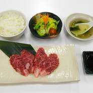 宝近江牛焼肉（部位は日替わり）とサラダ、スープにおかわり自由なライス。ちょとした腹ごしらえにどうぞ。
