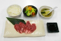 宝近江牛焼肉（部位は日替わり）とサラダ、スープにおかわり自由なライス。ちょとした腹ごしらえにどうぞ。

