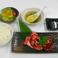 宝牧場で肥育した国産和牛焼肉（部位は日替わり）にサラダ、スープ、おかわり自由なライスでのおもてなし。