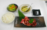 宝牧場で肥育した国産和牛焼肉（部位は日替わり）にサラダ、スープ、おかわり自由なライスでのおもてなし。