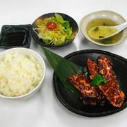 宝牧場牛焼肉（バラ・モモ）とサラダ、スープ、おかわり自由のライス。シンプルでも食べ応えあり。