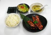 宝牧場牛焼肉（バラ・モモ）とサラダ、スープ、おかわり自由のライス。シンプルでも食べ応えあり。