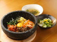 使用するお米は、弊社会長の田んぼで作ったミルキークイーンです。ビビンバはもちろん自家特製です。