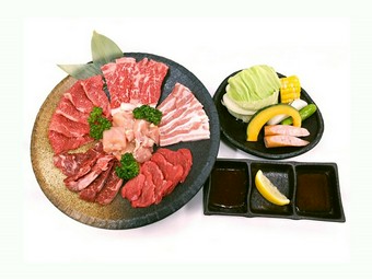 大人の方2名とお子様1人分位で、宝牧場牛を味わって頂けるお得なセットです。