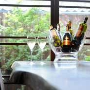 料理に合わせておまかせで、グラスワインを用意してもらえます。今まで出会ったことのない一杯に出会えるかも。料理とワイン、お互いの相乗効果によりさらにワンランクアップの味わいが生まれるように考えています。