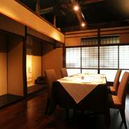 本床の間としてつかわれていたような名残がある、広々と感じられる個室。会社の接待や結納など、大事なシチュエーションなどでぜひ。立ち居振る舞いのしやすいテーブル席は、年配の方からも喜ばれています。