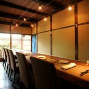 カウンターは、スタッフとの距離も近くに感じられる人気の席。おひとり様も気軽に座れ、ひとりの時間を満喫できます。威厳を感じられる厚みのテーブルは、一枚板の素朴なカーブが素晴らしく手触りも抜群。