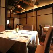 2階はテーブル席となっており、大小2つの個室があります。町家ならではの構造を生かした高い天井と見事な太い梁。綺麗に塗られた漆喰の壁など、和の情緒が豊かに広がる中で、美味しいイタリアンをいただきましょう。