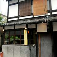 100年以上前に建てられた、歴史ある町家をリノベーションしています。和と洋の良い箇所を取り入れつつ丁寧に改装。昔ながらの瓦屋根、軒先、塗り壁など様々な人々の息遣いを感じられる部分を多く残しています。