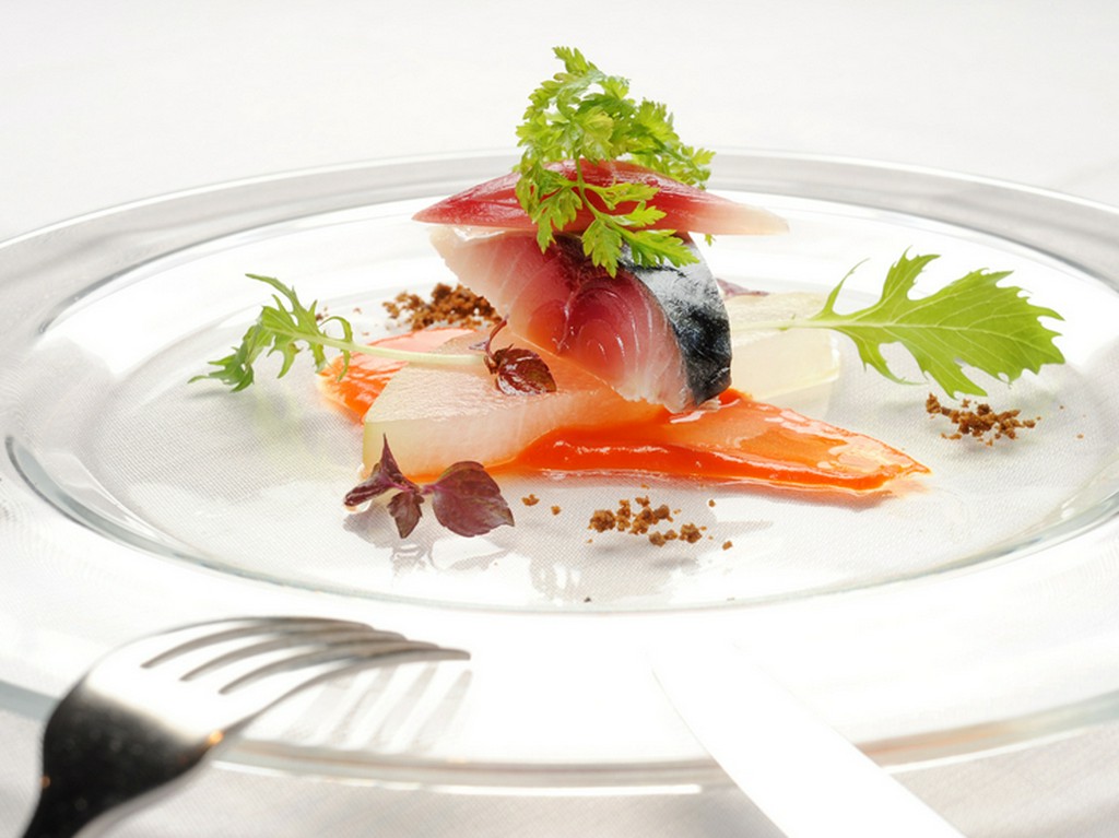 『長崎県産　鯖のマリネと冬瓜のコンポート　赤万願寺のソース』