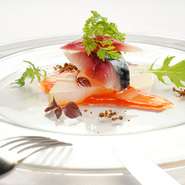 マリネして旨味を引き出した鯖と優しい味の冬瓜に、甘みを増した赤万願寺の滑らかなソースと絶妙にマッチ。