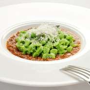 翡翠色と赤色のコントラストが目にも鮮やか。スパッツリに牛挽き肉のラグーをたっぷり絡めていただきます。