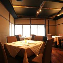 木の温もりが感じられる開放感溢れる店内