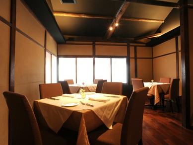 木の温もりが感じられる開放感溢れる店内