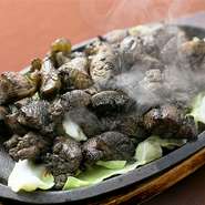 九州の知覧工場で全国初となるマイスターの称号を与えられた店長がメニュー考案。国産地鶏の美味しさを最大限に活かした料理の数々です。