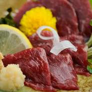 馬肉が最も旨い土地から直送で仕入れたメニュー。近畿圏ではなかなか味わえないレベルの馬刺し。