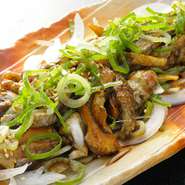 歯ごたえの良いたたきの上にねぎをふんだんにかけたヘルシーな一品。