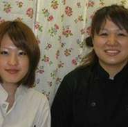 つくしの店長山口です（写真右）本町駅28秒と抜群の立地で一度来店してくれたお客様の
8割の方がリピーターになって頂いております。
≪その秘密は≫
お客様に喜んで頂くためにいろいろな企画を考えています。
1つは、お客様にプレミアムカードをお渡しして、提示
して頂くと、ゲームに挑戦でき、その日「割引率」が決まります。
他にもいろいろありますがこれ以上はすみません。
ぜひ一度ご来店下さい。


