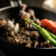 自慢の知覧鳥（ちらんどり）は若鶏では味わえない旨みと歯ごたえが特徴。その知覧鳥から抽出した脂を使って焼き上げることによって、旨みを増しています。ぜひ味わっていただきたい、自慢の逸品ですね。