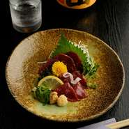 私たちが特にこだわっている食材の一つである馬肉。熊本の畜産農家から直送かつ少しずつ仕入れているため、鮮度がよく、常に新鮮かつ美味しい状態を保つことができます。