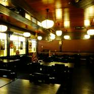 広々とした空間にテーブル席がずらりと並ぶ店内は、賑やかに料理やお酒、会話を楽しみたい宴会に人気です。ボリュームと品数の多い料理も、宴会やパーティの席で選ばれる理由のひとつとなっています。
