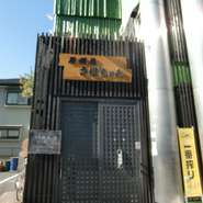 店舗に入るといきなり魚がお出迎え！いつでも新鮮な魚が元気に泳いでいます。