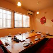 足を投げ出してくつろげる掘りごたつ席です。