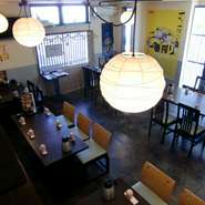 1階のテーブル席。落ち着いた雰囲気の中お食事を楽しめます。