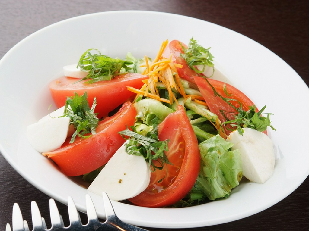 トマトとモッツァレラのサラダ～しそ風味～　750円