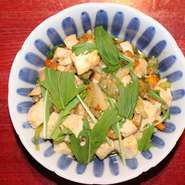 お豆腐は精進豆腐を半日ほど水切りをして、島豆腐のような食感を出しています。通常は、青唐辛子を1本使っていて、これでも十分辛いです。もっと辛くすることができ、3本まで増やすことが出来ます。