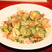 ゴーヤは主に沖縄産の物を使っています。夏野菜なので、夏場のみの限定メニューです。水切りした「豆腐」と「豚バラ」を塩味ベースで炒めています。かつお節のトッピングは、友人からのアドバイスです。
