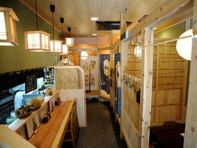 カウンターに個室と雰囲気ある店内でごゆっくりお楽しみ下さい。