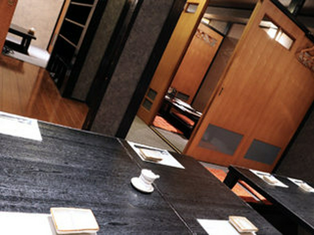 個室中心のお座敷は掘りごたつ形式でくつろげます。