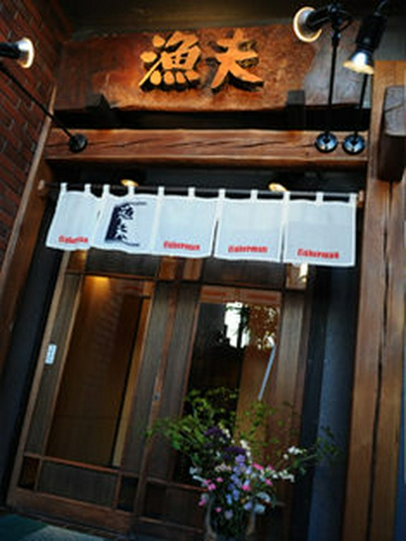 レンガの風情がお出迎え。隠れ家的お店です。