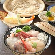 小鉢、エビと野菜の天ぷら、小そば、香の物、デザート
付き。